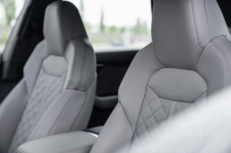 Интерьер Audi SQ8 TFSI 2020 года  (WW) (фото 8 из 20)